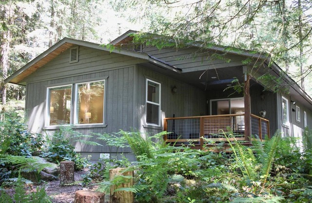 Glacier Springs Cabin - Wood Stove, Hot Tub, WIFI, Sleeps 8
