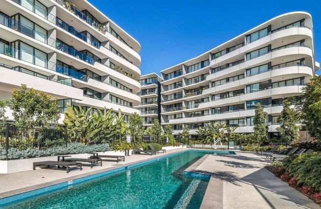 Glamorous Brand-New Waterfront Apt on Hope Island