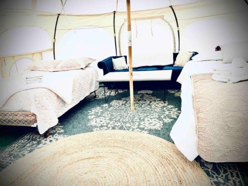 Glamorous River Yurt -H- and Breakfast