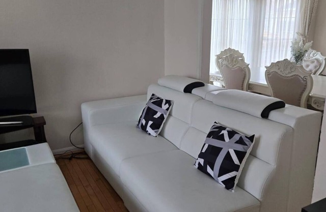 Glamorous Two level, 4 bedroom Family Home