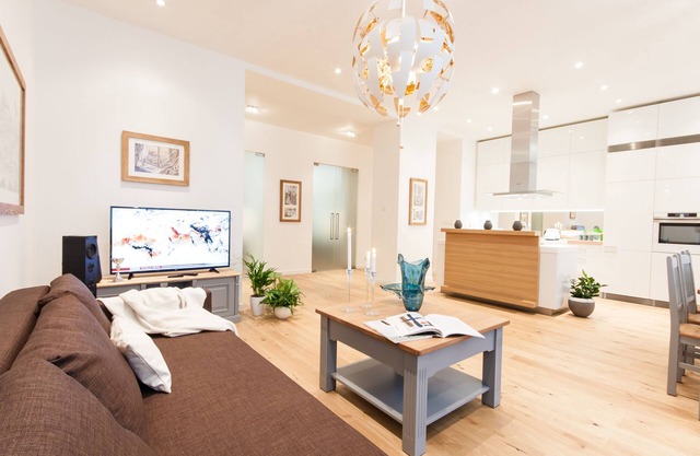Glamour Excellent C 5-Bedrooms, 5-Bathrooms, Balcony apartment (Prague Old Town)