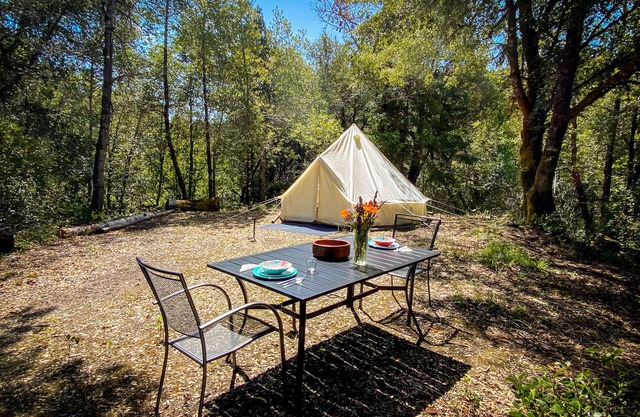 Glamping in the Redwoods, with hot tub! The Knoll