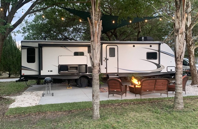 “GLAMPING”on 10 acres…10minutes to Lakewood Ranch and close to Sarasota scenes.