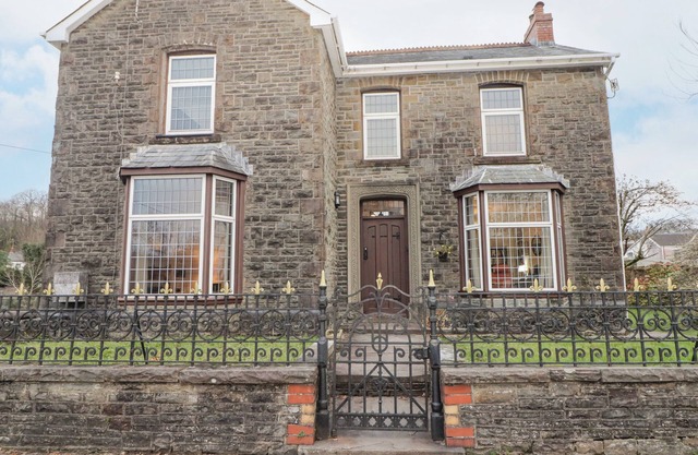 GLAN YR AFON, pet friendly, with a garden in Ystradgynlais