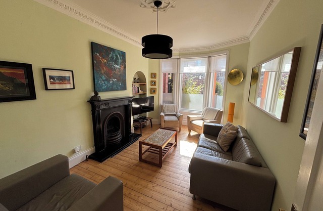 Glasgow West End, Ground Floor Main Door Apartment.