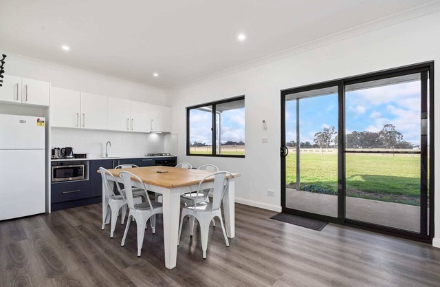 Glenowrie Cottage - 2 King Beds - Close to Cadia