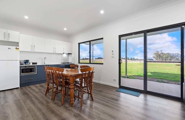 Glenowrie Cottage - 1 King, 2 Singles - Near Cadia