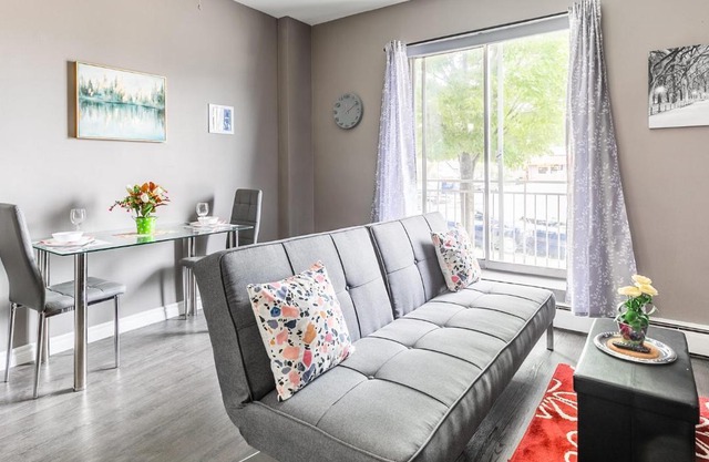Glenview West Apartment w Patio - Near Downtown