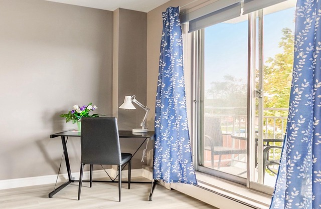 Glenview West Apt w Patio - Near Downtown!