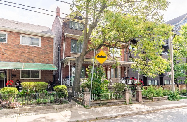 GLOBALSTAY. Modern Bsm in the Heart of Toronto. HOT TUB, BBQ.