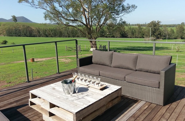 Go bushwalking in 1200 acres or just sit back and relax. Vineyards are 30 mins,