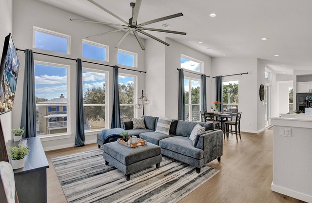 Go Hit the Lake! Cool House-Mins to Lake Travis!