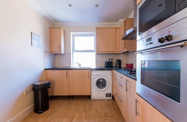 Godwin Court - 2 Bedroom Homely Apartment Sleeps 6