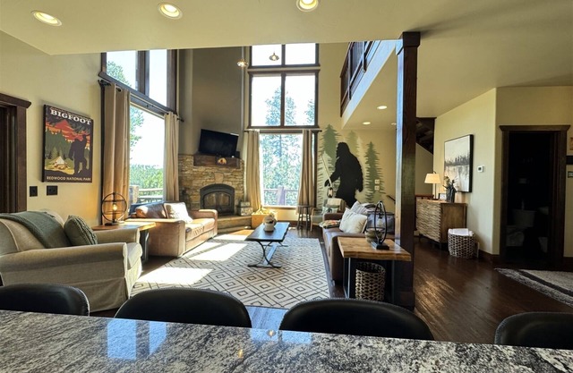 Gold Baron Lodge - Access to Pool!