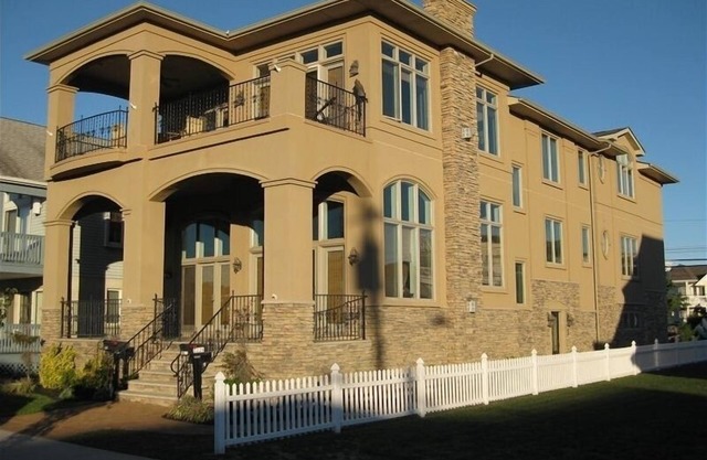 GoldCoast-2nd Flr w/Elevator-Handicap Friendly-Across from Beach, 5 bdrms/4 bths