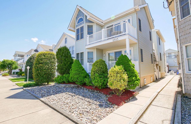 Goldcoast-Steps to Beach 2nd Flr-3 bedrm/2 bths, Prvt Rooftop Dck w/Ocean Views!