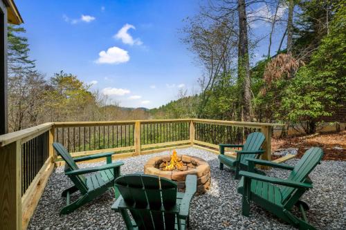 Golden Getaway - Mountain Views, Hot Tub, Outdoor Fire Pit, Cozy Accommodations - Mineral Bluff, GA