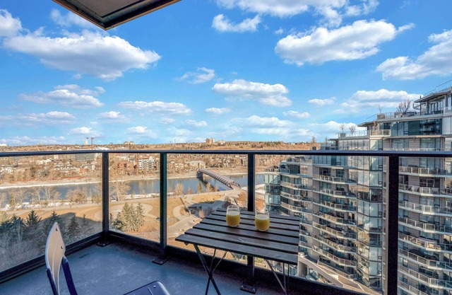 Golden Horizon | Luxe Comfort & Iconic City Views
