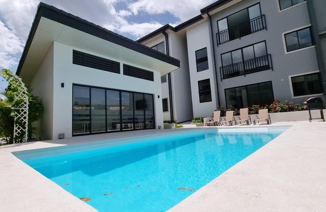 Golden Loft with AC, Pool, 5 min from the Airport!