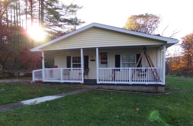 Golden Moose Cottage with hot tub