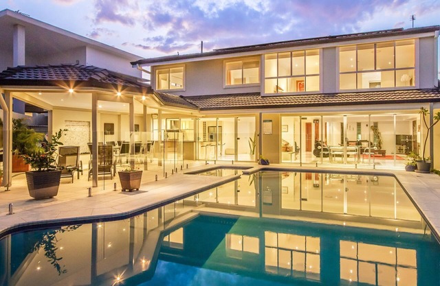 Golden Rio Family Waterfront Home Broadbeach