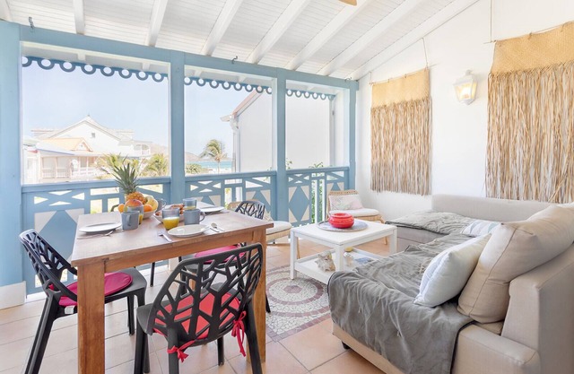 Golden Sun, beautiful 2 bedroom with sea view!