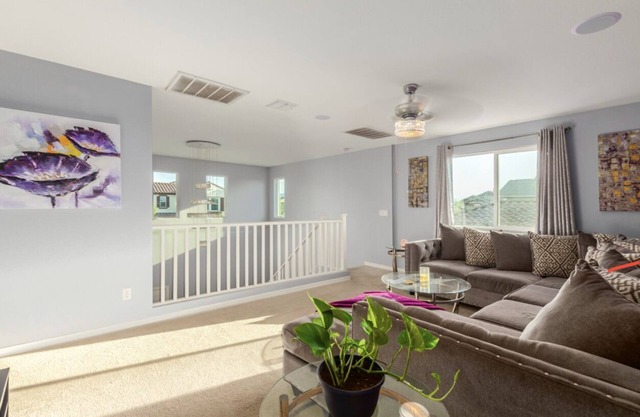 Golden Temple Getaway 5bd/2.5bth house with WiFi/Exercise Room Family Friendly