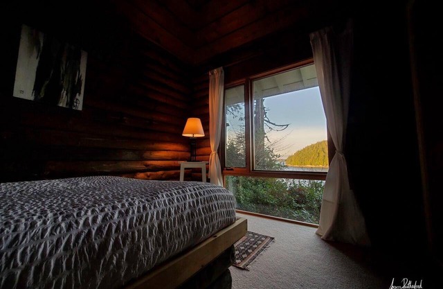Golds Cottage Private, Ocean Views, Close to Town