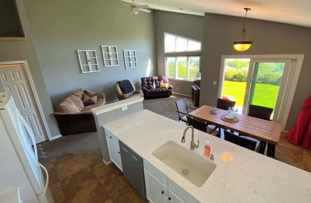 Golf Course Condo w/Loft on Bayside at Lake Mac!