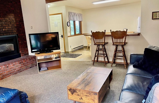 Golf Course Condo with Pool, Hot Tub, Sauna, and Game Room. Aspen Townhomes #6