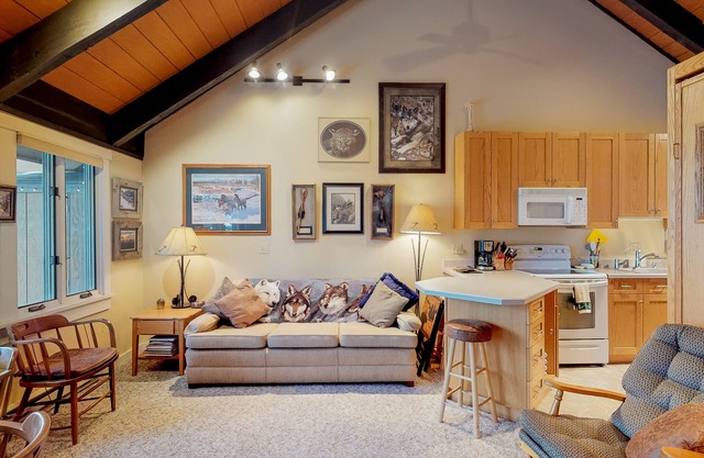 Golf course condo with WiFi, fireplace - access to pool & hot tub