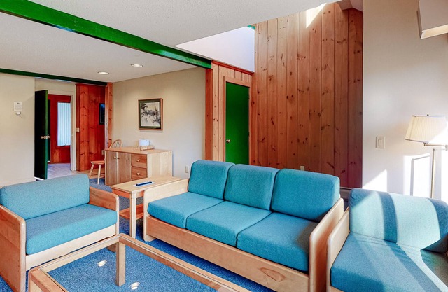 Golf Course Front Condo with Fast WiFi, Shared Pools & Hot Tub, & Full Kitchen