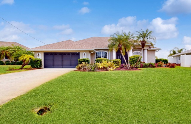 Golf course front home with private pool, lanai, & internet