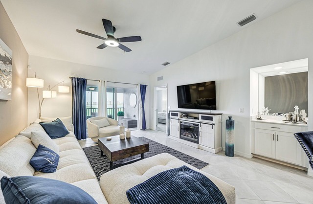 Golf Course View & Screened Patio: Ave Maria Condo
