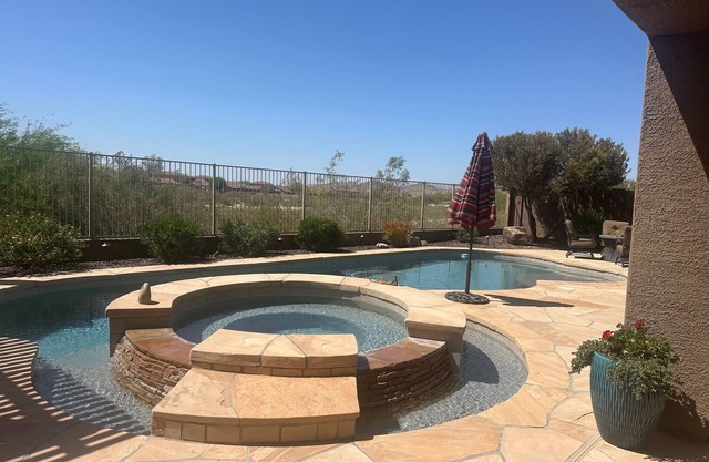 Golf- Mountain- Desert Views w/Heated Pool & Jacuzzi