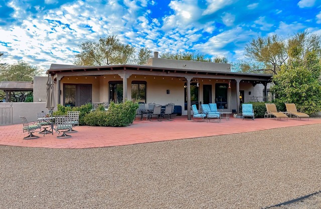 Golf & mountain view desert home with shared pool and gym - dog-friendly
