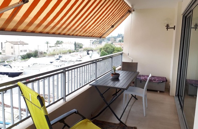 GOLFE JUAN, 150 m from the beach, F2, bright, 43m2, balcony 14m2, sea view + garage