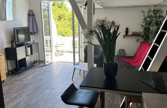 GOLFE JUAN charming STUDIO sea view and wooded park