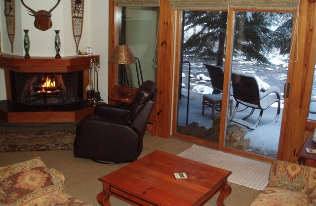 Gore Creek just off the back deck, Free Bus, Wi-Fi, Hot Tub, Summer Pool