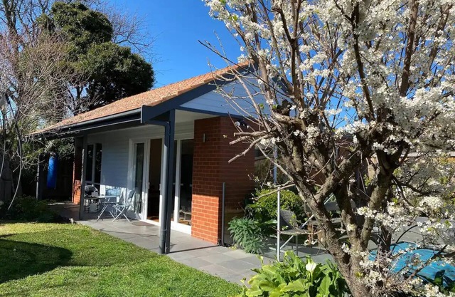 gorgeous 1 bedroom in beautiful cottage in verdant garden setting