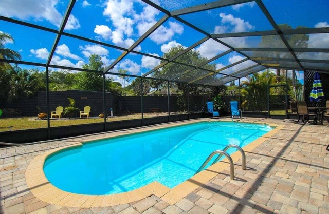 Gorgeous 2 BR/2 BA Private Pool Home Near Siesta Key - Sweet Pineapple