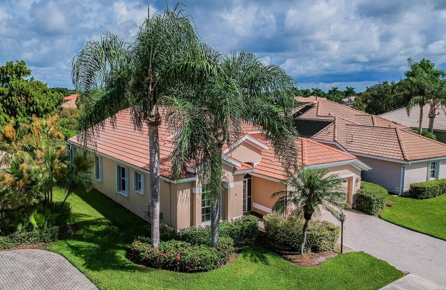 Gorgeous 3 bedroom, 2 bathroom villa with amazing lake views