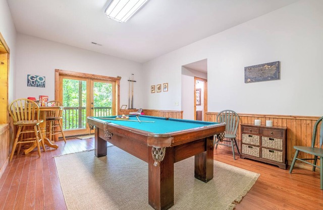 *Gorgeous 3BD Cabin Near LAKE w/Pool Access*