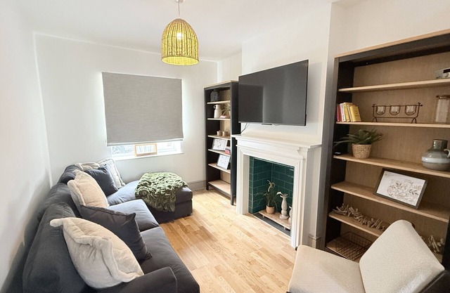 Gorgeous 4 bedroom house- with free parking