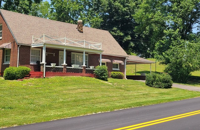 Gorgeous 4-bedroom house in Middlesboro KY with WiFi, AC. Minutes from LMU