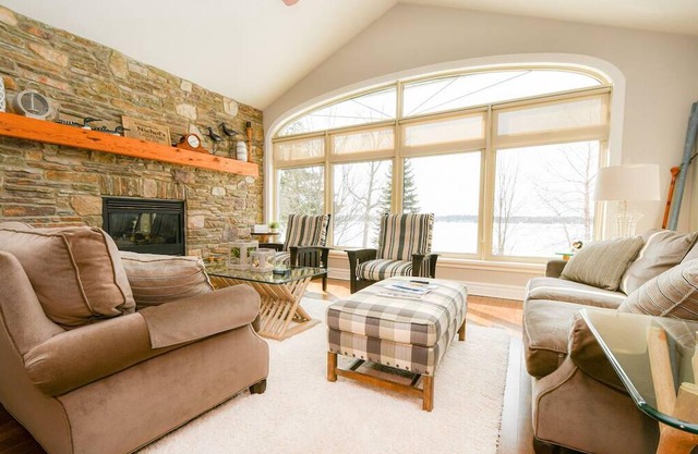 Gorgeous 4 Bedrooms Waterfront Vacation Cottage In Kawartha Lakes /Peterborough.