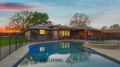 Gorgeous 4BR Holiday Home with Huge Yard, Pool & Hot Tub