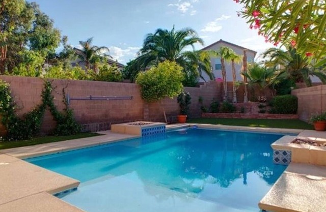 Gorgeous 4BR house with pool, 16 mins from strip, sleeps 10