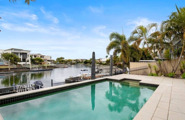 Gorgeous 5brm Waterfront home