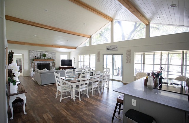Gorgeous and spacious "5 Star" Harbor Lakehouse on Cedar Creek Lake